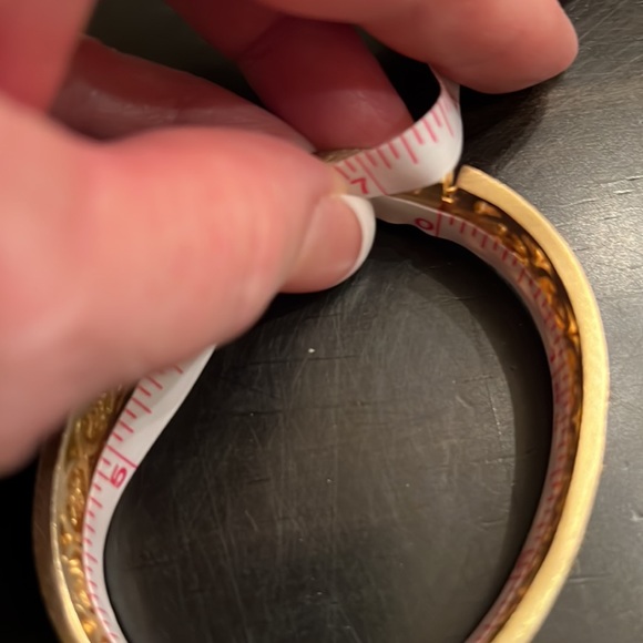 NWT Gold tone clasp bracelet with Swarovski crystals. - Picture 7 of 9